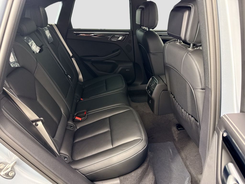 Thumbnail: 2026 Porsche Macan - 23