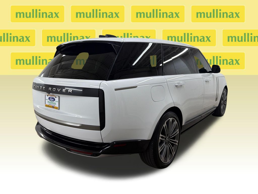 Used 2025  Land Rover SE image 3