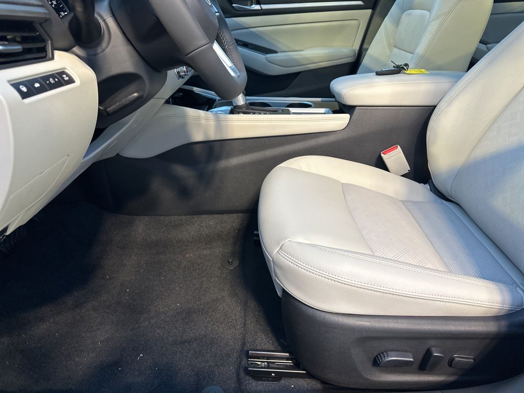 2025 Garnet Pearl Metallic Nissan Altima 2.5 SL FWD Sedan