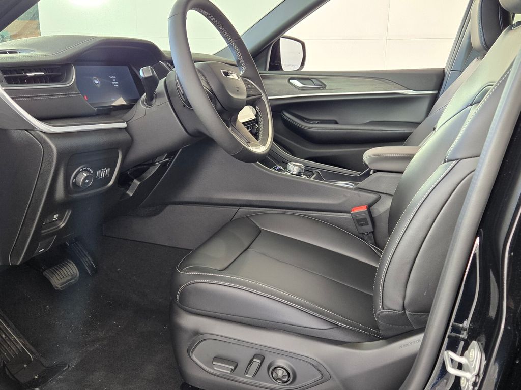 new 2025 Jeep Grand Cherokee car, priced at $38,985