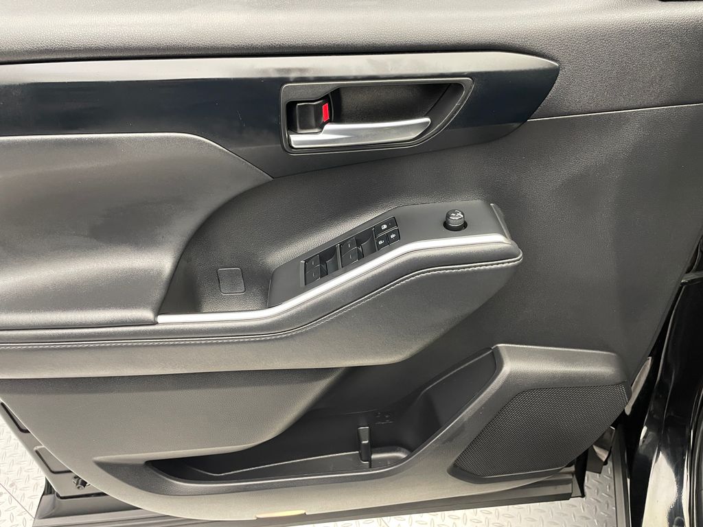 2022 Toyota Highlander XLE 9
