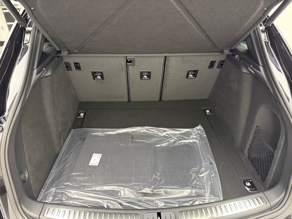 Thumbnail: 2026 Porsche Macan - 26