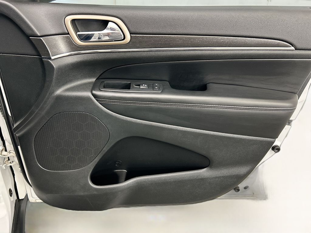 Thumbnail: 2015 Jeep Grand Cherokee - 23