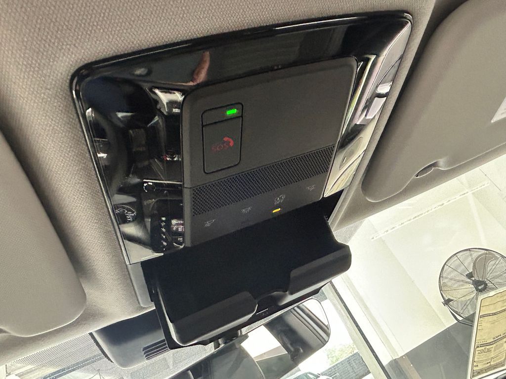 New 2026 Diamond White Mitsubishi SE image 32