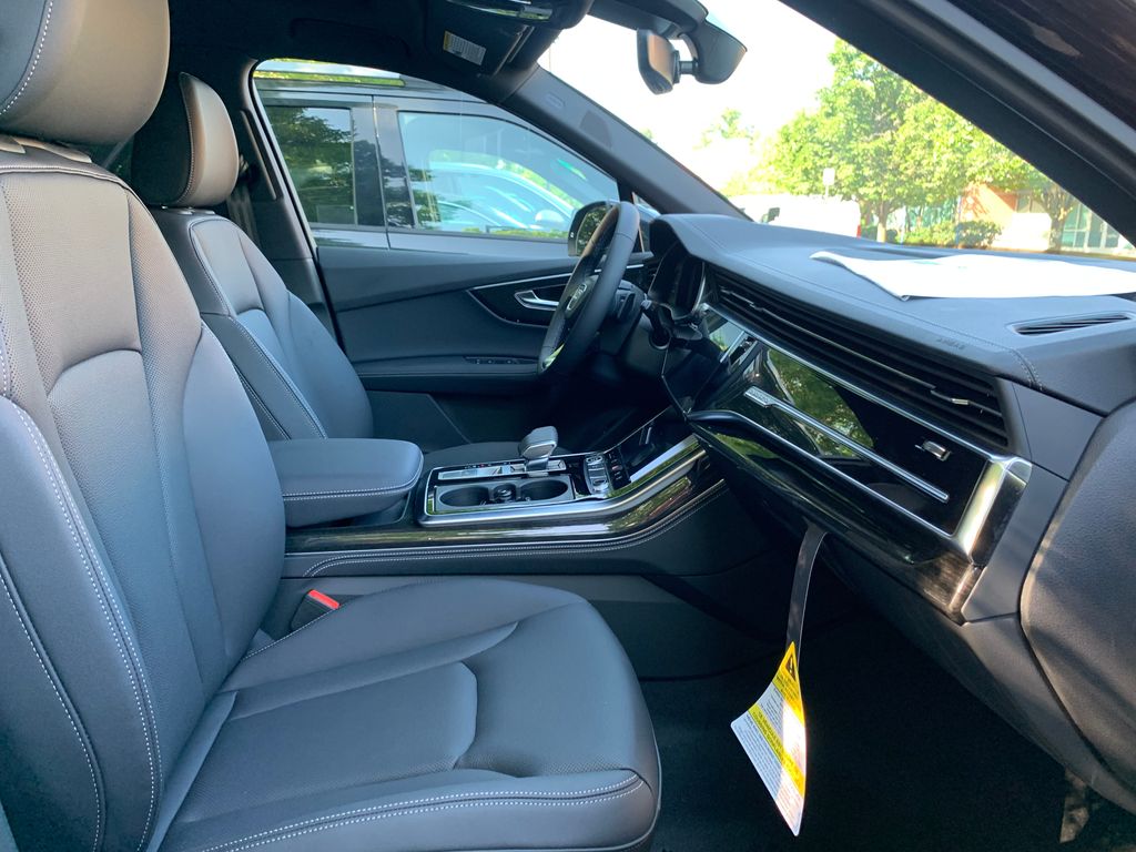 Thumbnail: 2025 Audi Q7 - 12