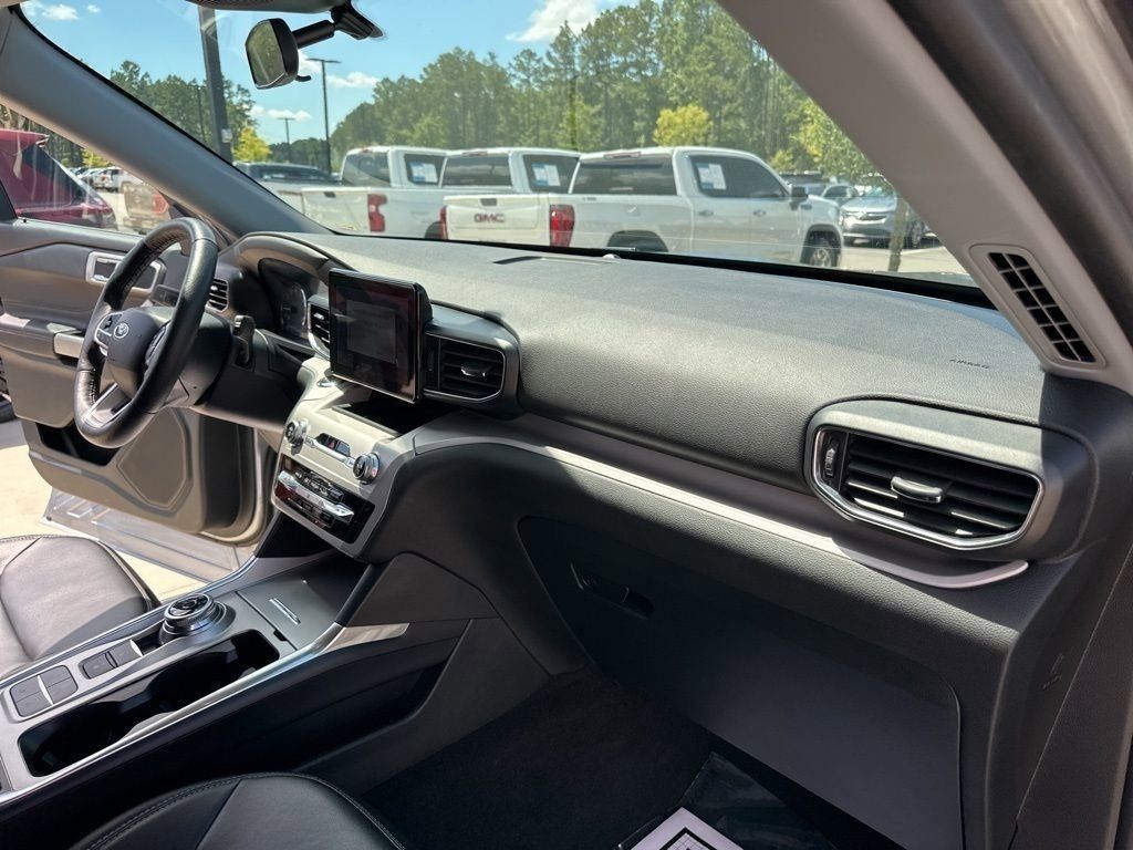 2024 Silver Metallic Ford Explorer XLT RWD SUV