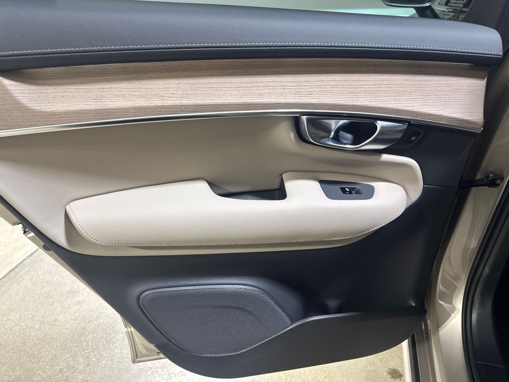 New 2026  Volvo B6 Plus 7-Seater image 20