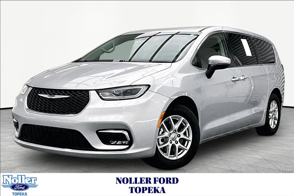 Silver Mist Clearcoat 2023 Chrysler Pacifica Minivan Front-Wheel Drive 9-Speed Automatic