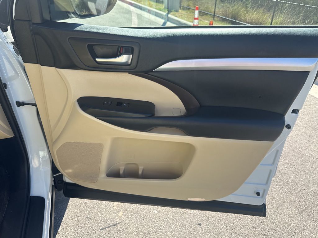 Used Car 2019 Toyota Highlander  Xle For Sale Under $25,000 In Austin, Texas