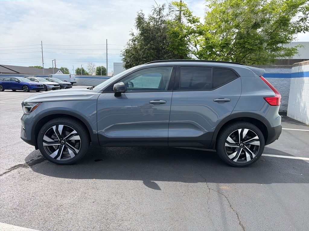 Thumbnail: 2023 Volvo XC40 - 2