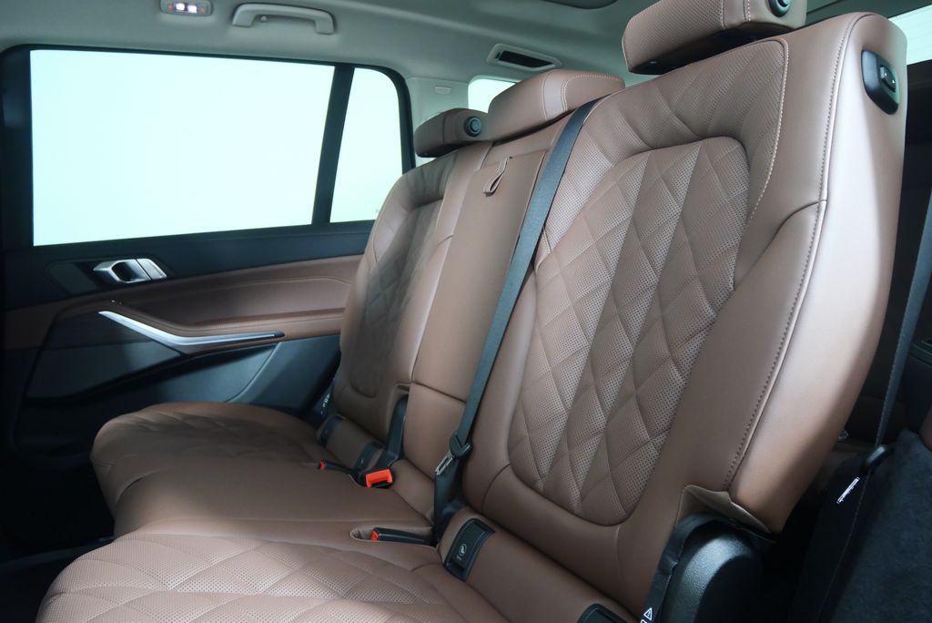 Thumbnail: 2026 BMW X7 - 15
