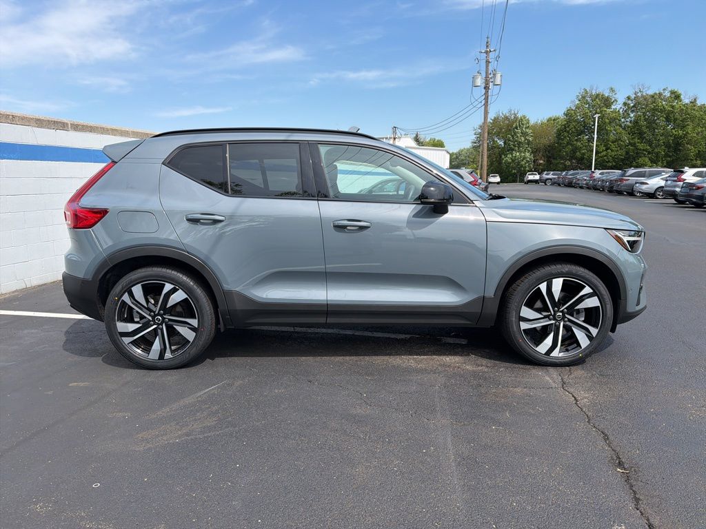Thumbnail: 2023 Volvo XC40 - 6