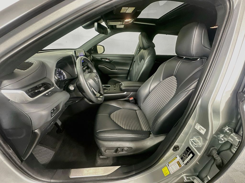 Thumbnail: 2024 Toyota Highlander - 21