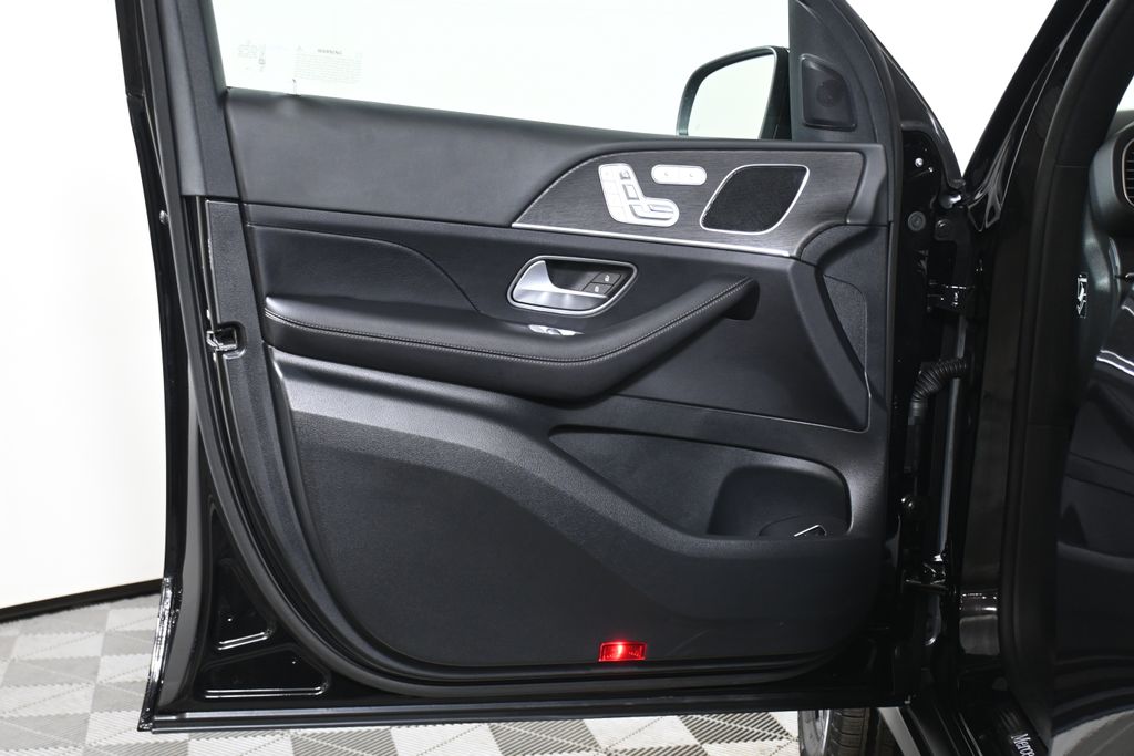 Thumbnail: 2026 Mercedes-Benz GLE - 30