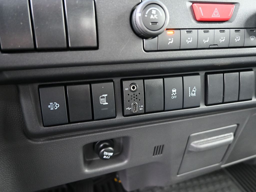2025 Isuzu NRR 