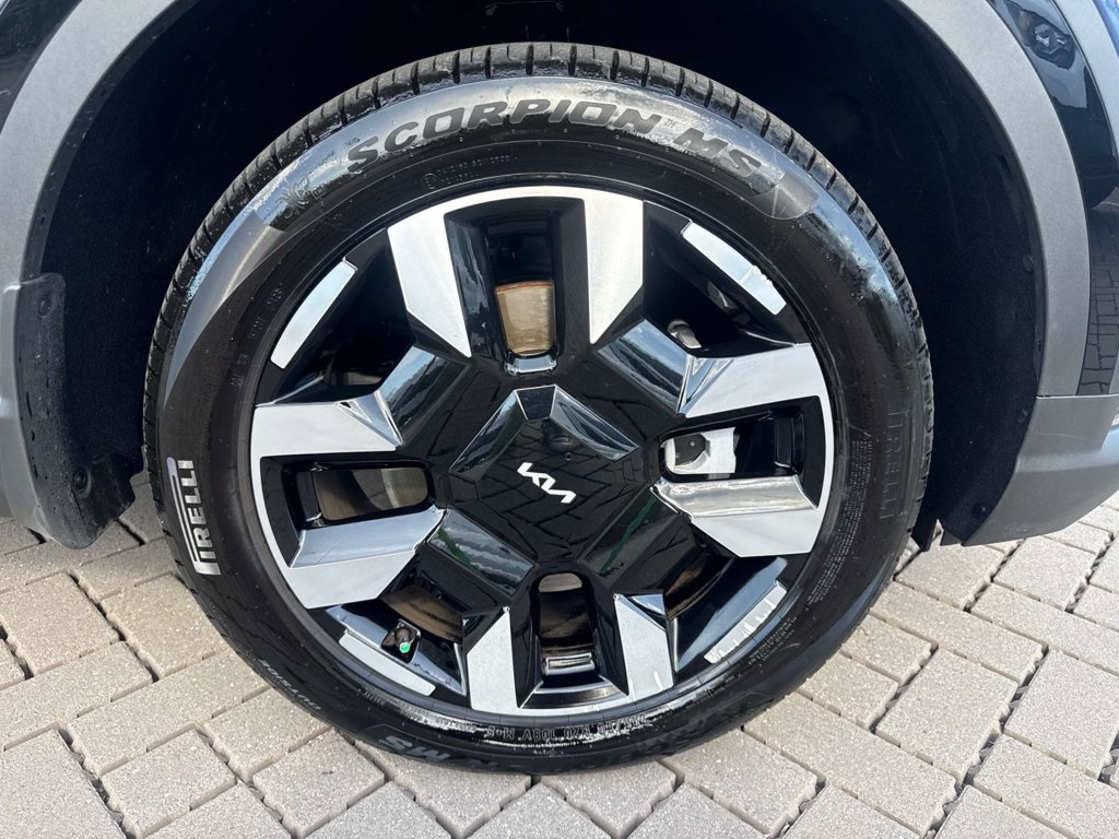 Used 2027 Black Kia S image 9