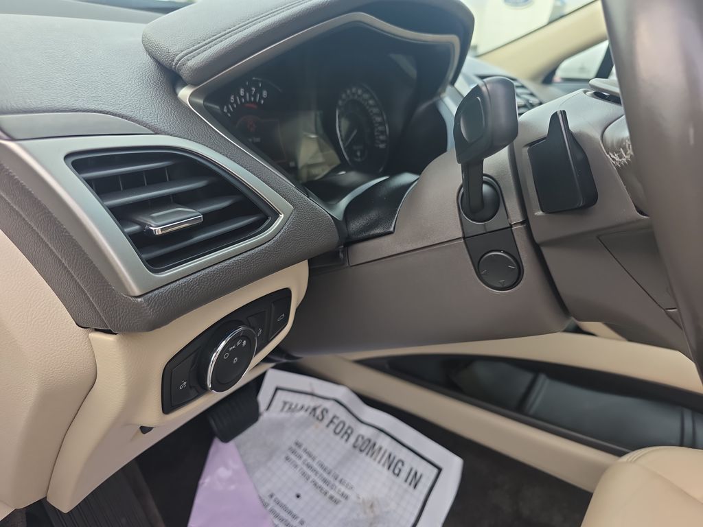 Used 2018 White Lincoln Select image 17