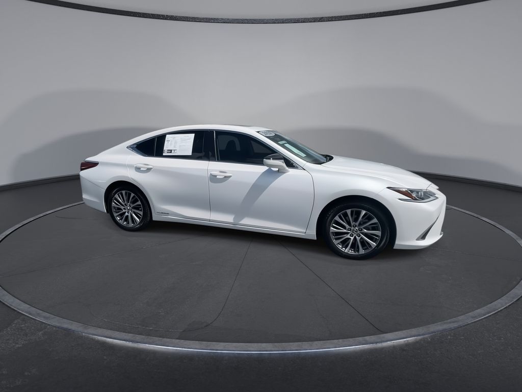 Thumbnail: 2021 Lexus ES - 2