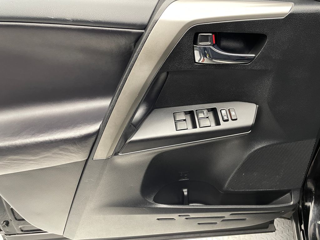 Thumbnail: 2018 Toyota RAV4 - 9