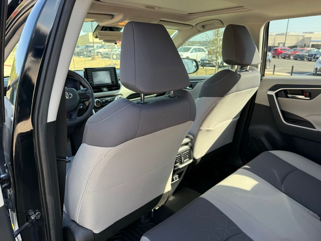 Thumbnail: 2021 Toyota RAV4 - 23