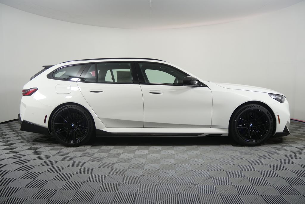 Thumbnail: 2027 BMW M5 - 2