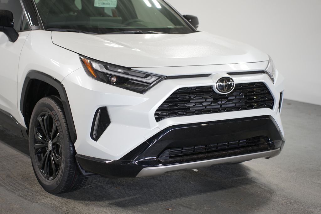 2025 Toyota RAV4 XSE 4