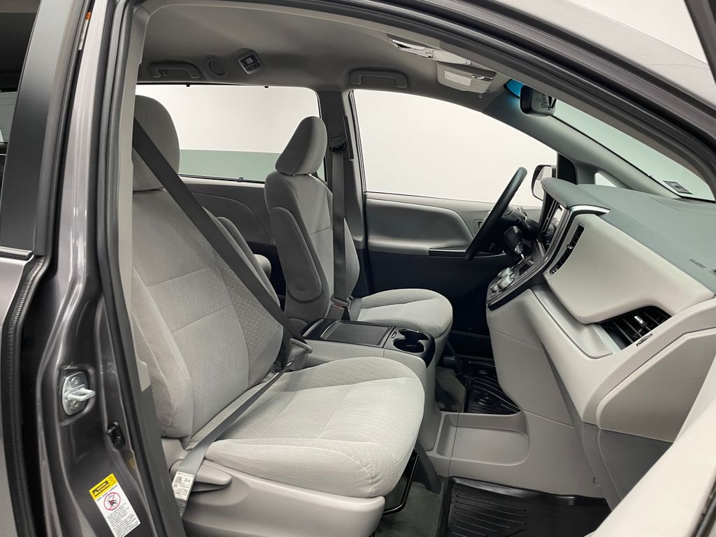 Thumbnail: 2017 Toyota Sienna - 18
