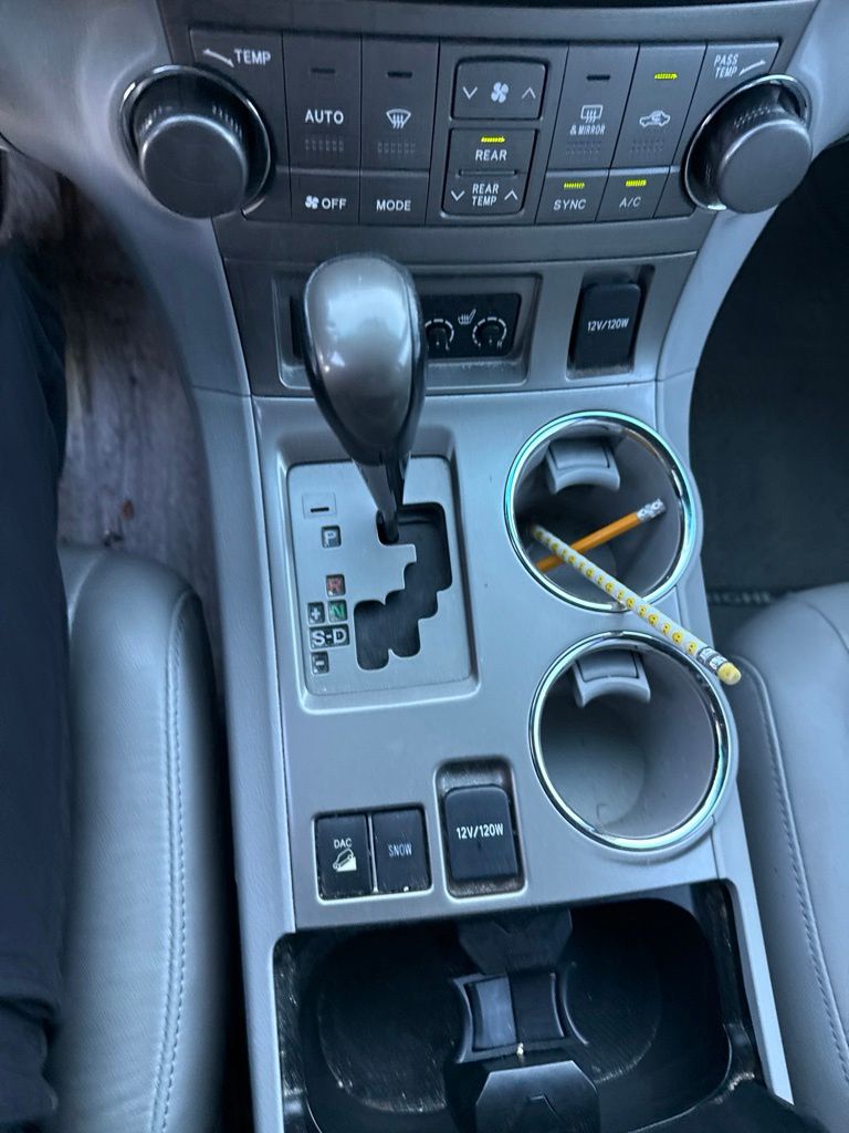 2010 Toyota Highlander — photo 2
