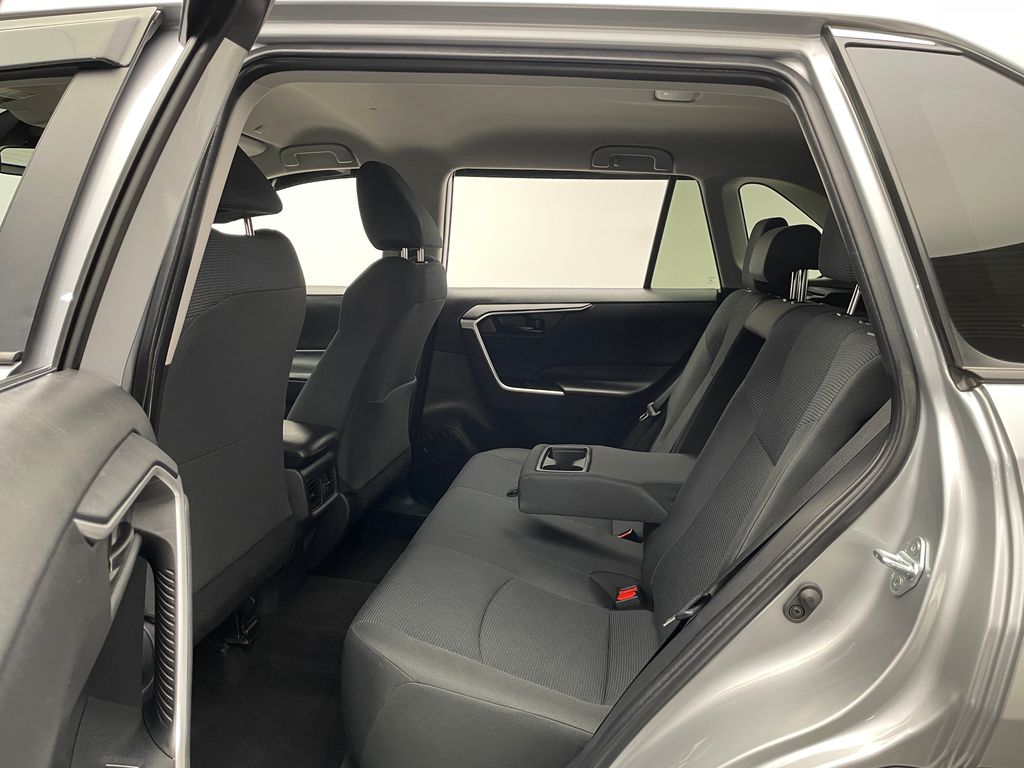 2023 Toyota RAV4 LE 32