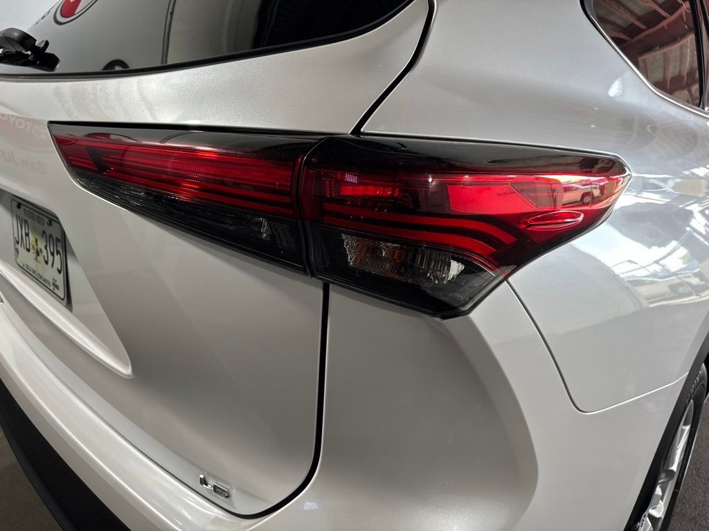 Thumbnail: 2022 Toyota Highlander - 16