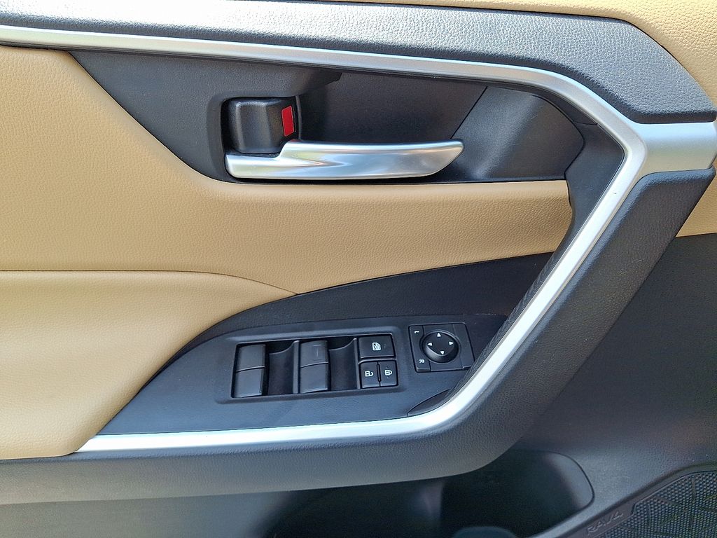 2021 Toyota RAV4 XLE 12