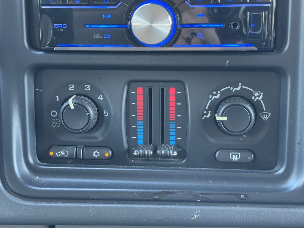 Thumbnail: 2004 Chevrolet Tahoe - 14