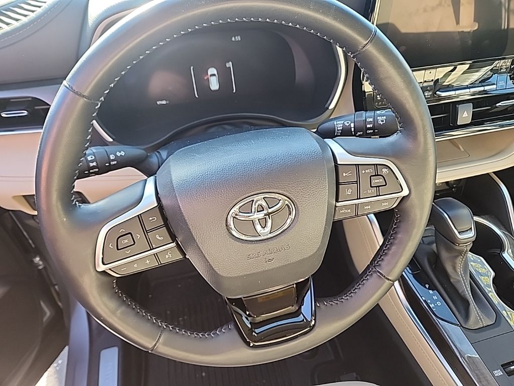 Thumbnail: 2023 Toyota Highlander - 8