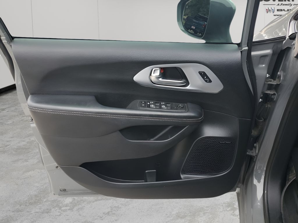 Used Car 2020 Chrysler Pacifica  Touring L Plus For Sale Under $25,000 In Austin, Texas