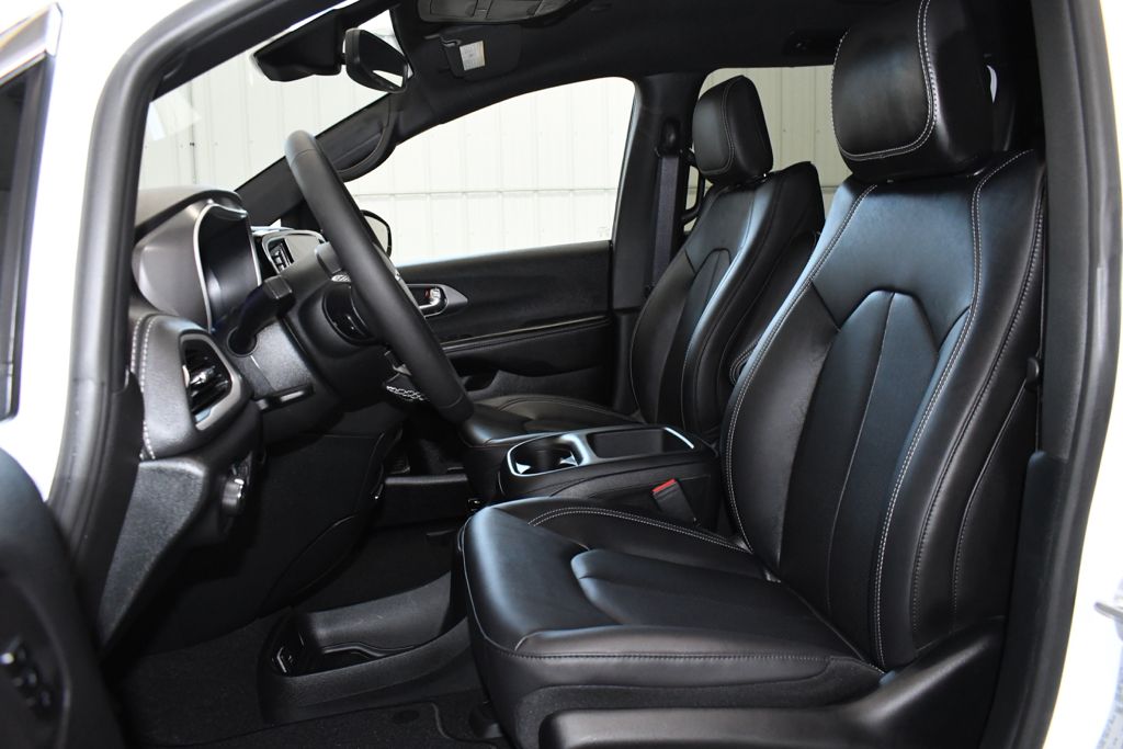 Used 2026 White Chrysler Select image 19