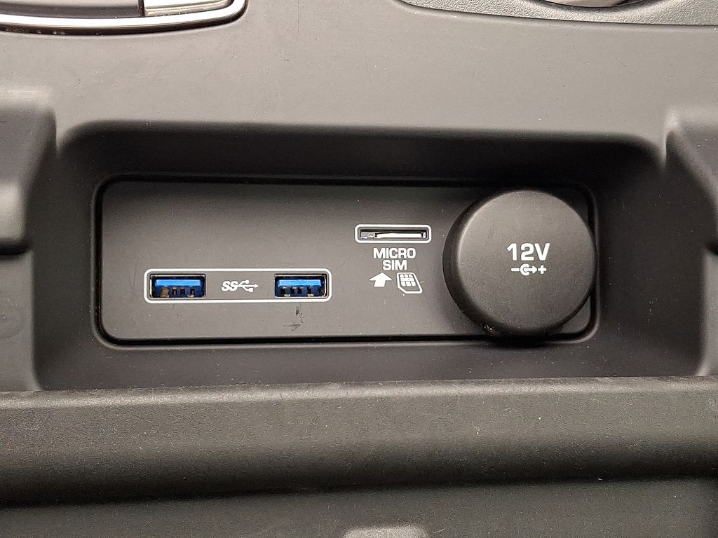 Thumbnail: 2019 Land Rover Discovery - 25