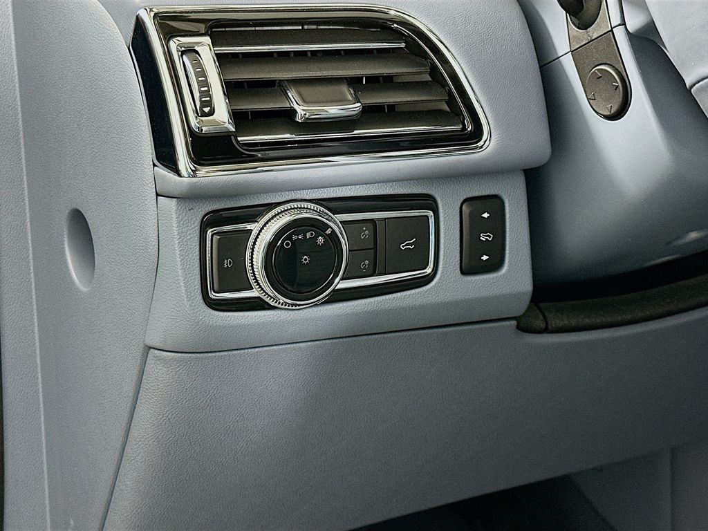 Thumbnail: 2020 Lincoln Navigator L - 10