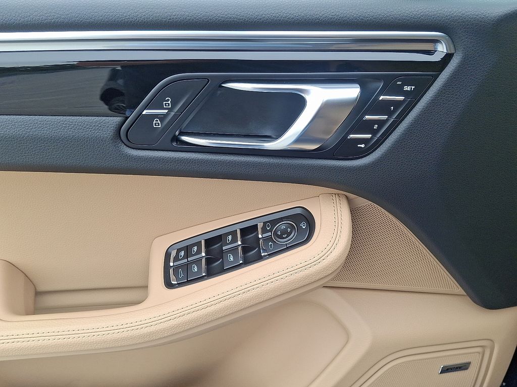 Thumbnail: 2025 Porsche Macan - 14