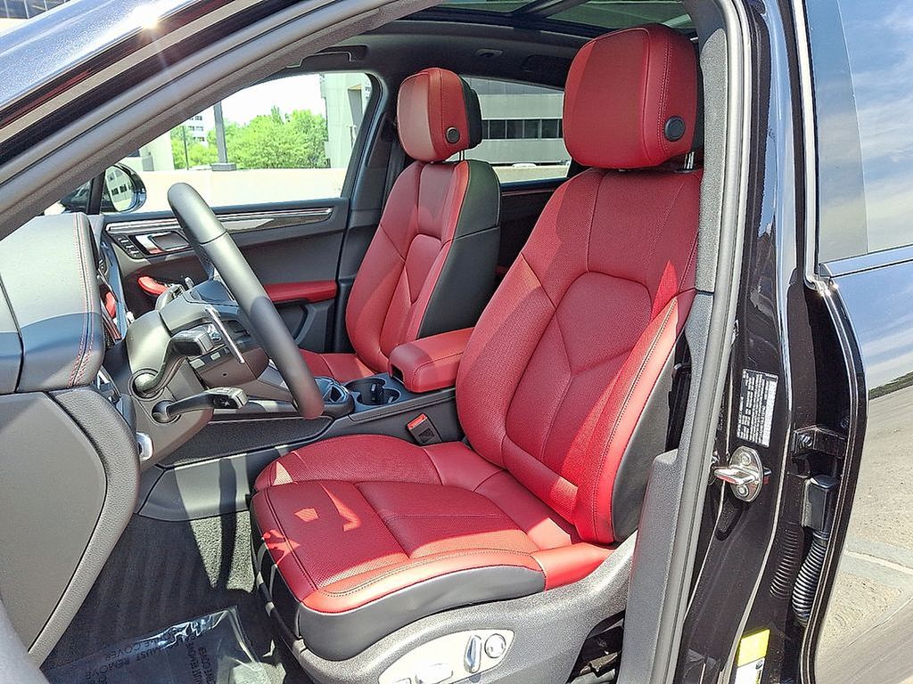 Thumbnail: 2025 Porsche Macan - 16