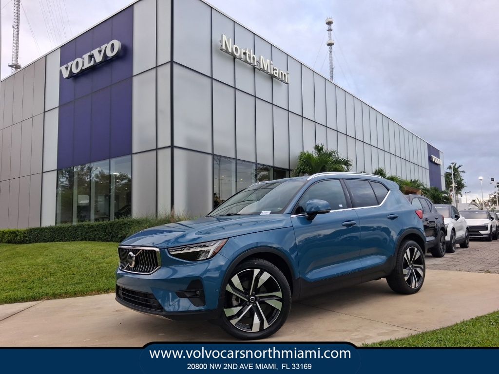 2023 Volvo XC40 B4 Plus Bright Theme