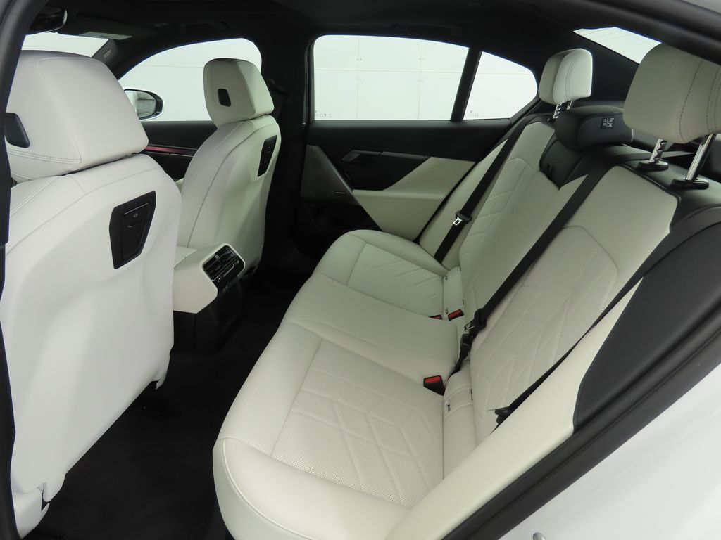 Thumbnail: 2026 BMW i5 - 22