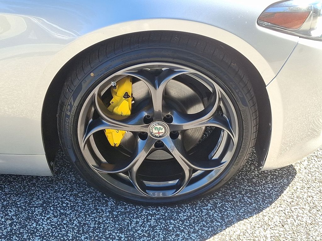 Thumbnail: 2019 Alfa Romeo Giulia - 8