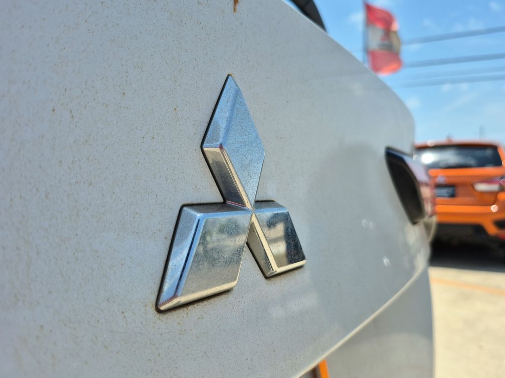 2023 Mitsubishi Outlander ES White at North Houston Mitsubishi
