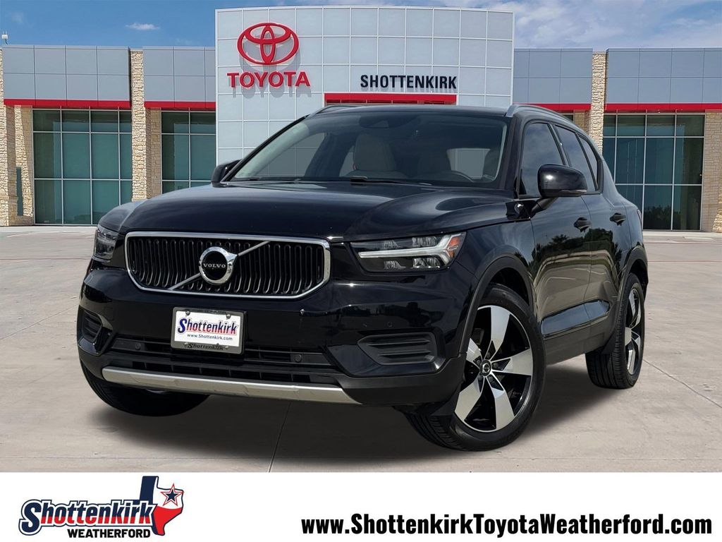 2020 Volvo XC40 T5 Momentum AWD's photo