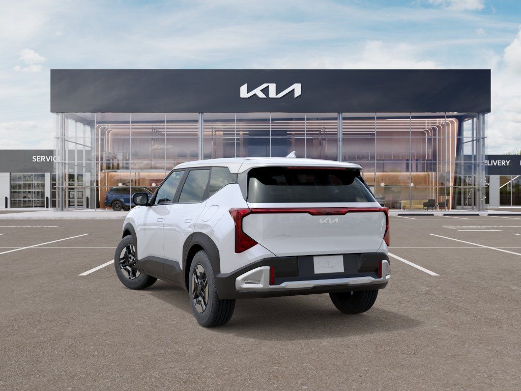 2027 Snow White Pearl Kia Seltos LX FWD SUV