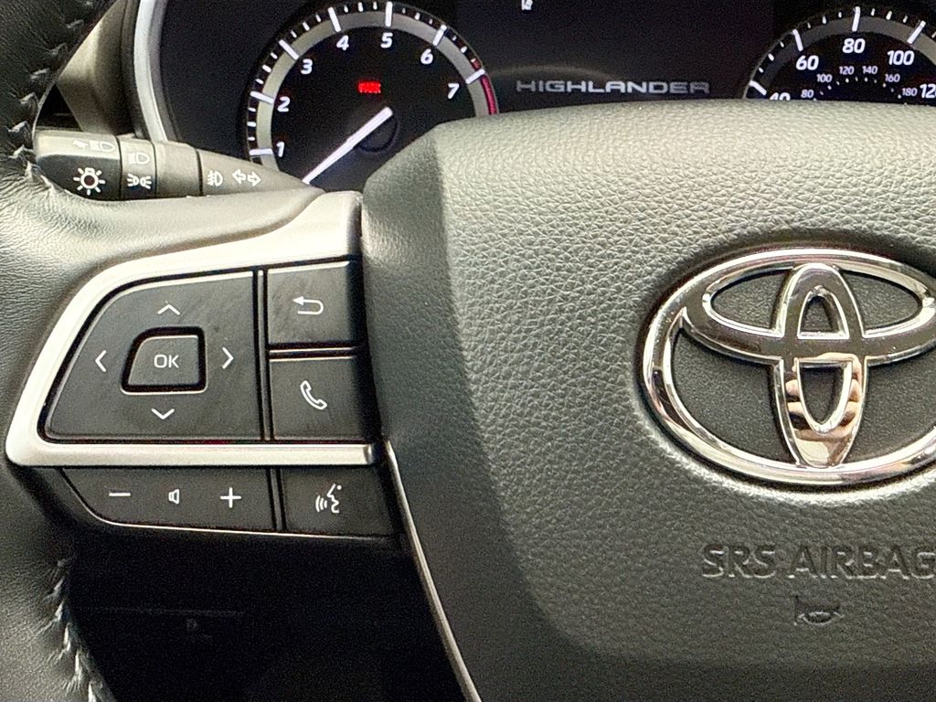 Thumbnail: 2022 Toyota Highlander - 11