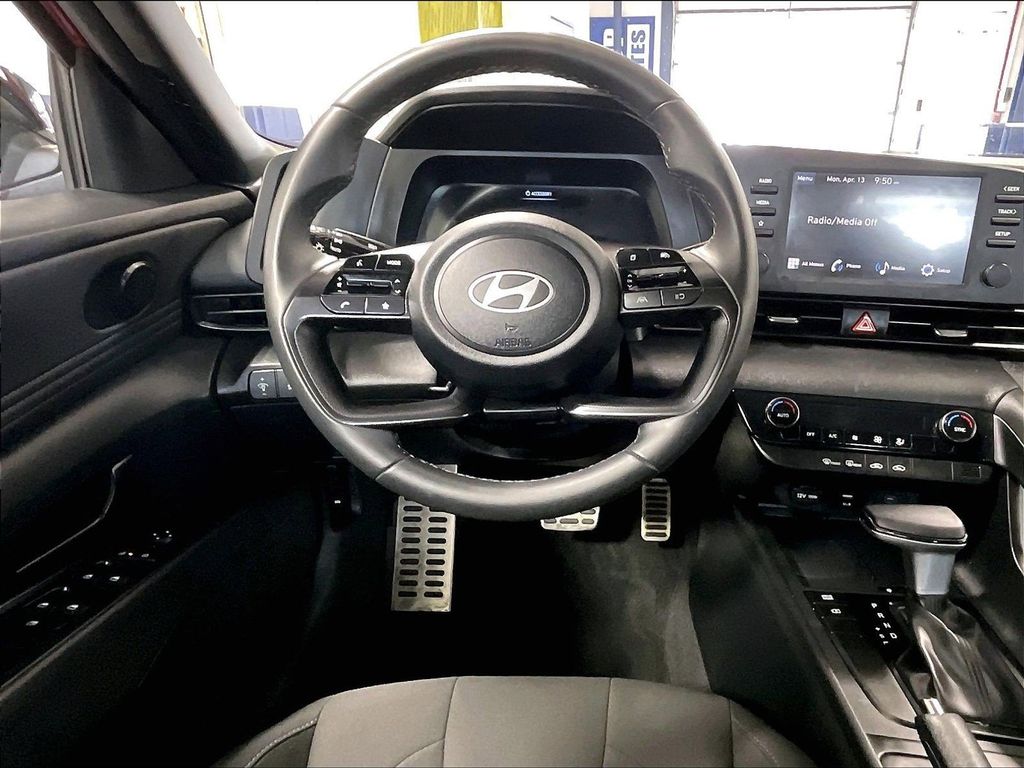 2025 Hyundai Elantra — photo 17