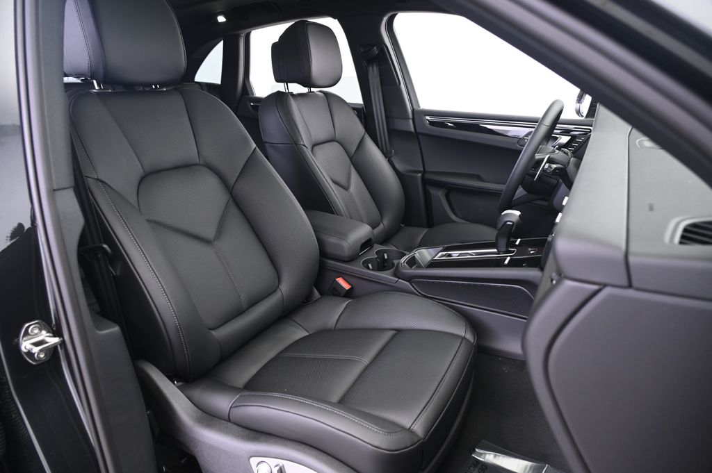 Thumbnail: 2025 Porsche Macan - 24