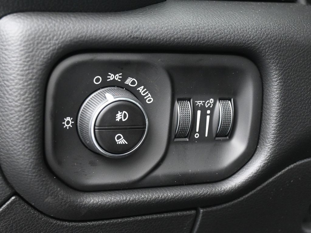 New 2026 Diamond Black Crystal Pearlcoat Ram Laramie image 15