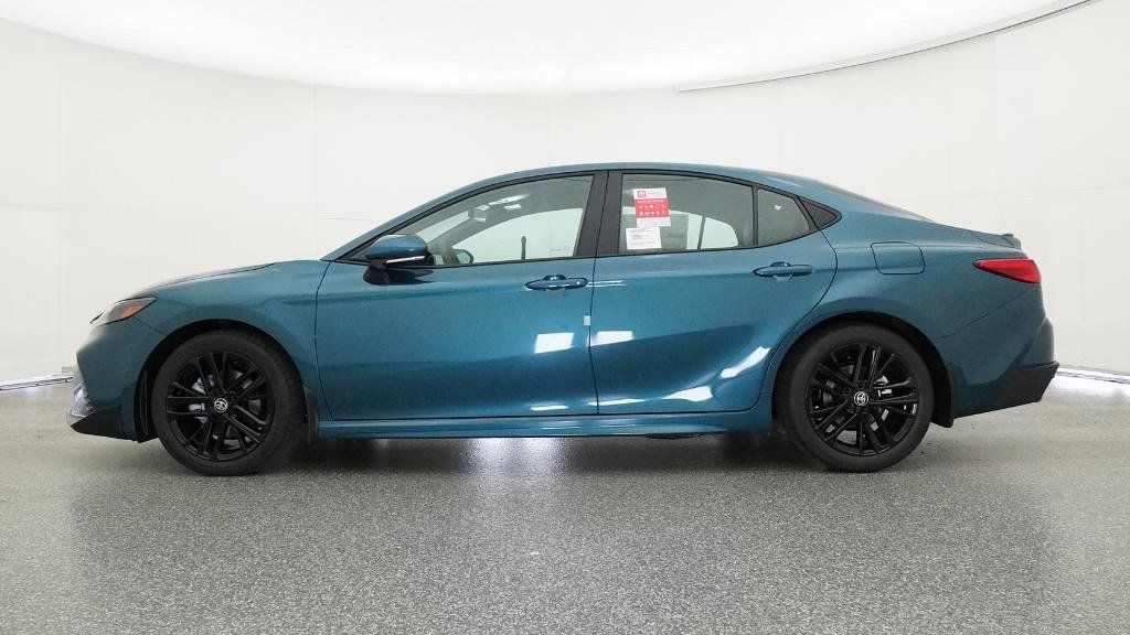 2025 Toyota Camry SE 18